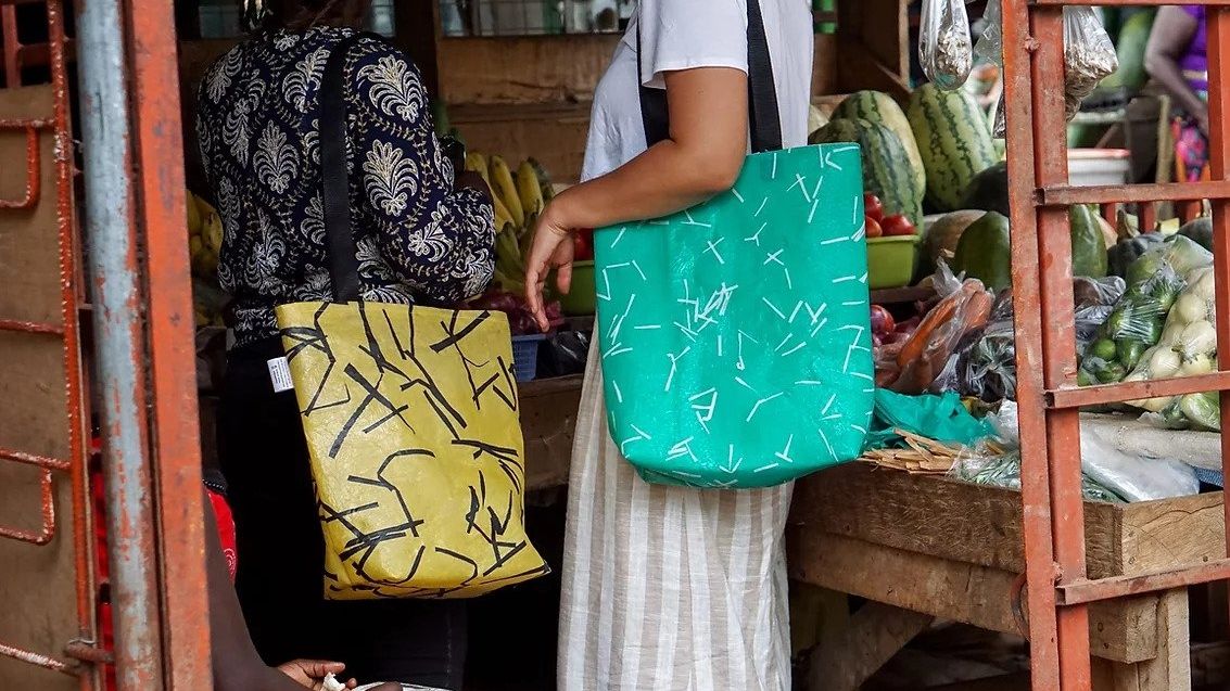 Mladá žena z ugandského slumu slaví úspěch v zahraničí, vyrábí tašky z odpadu